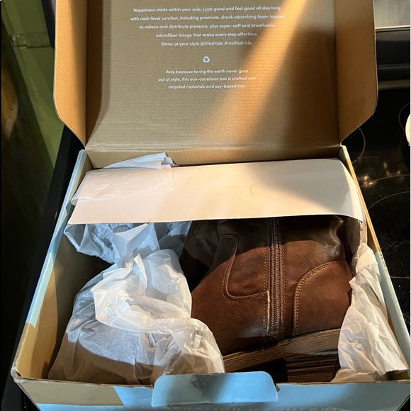 7.5 brown velocity mid rise boots - Picture 3 of 5